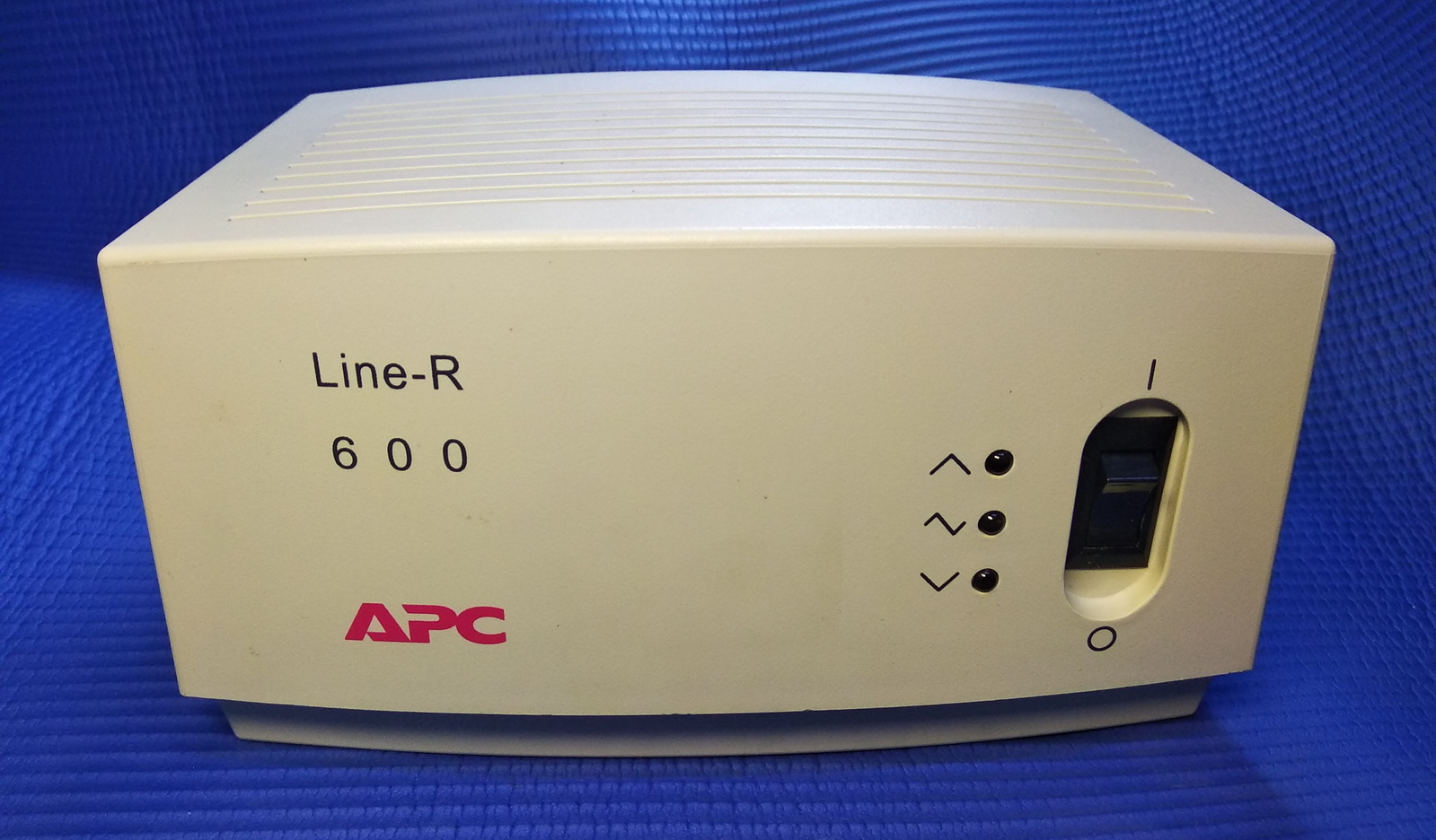 APC Line-R 600 стабилизатор напряжения